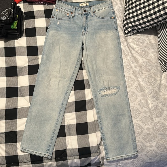 Mid-Rise Classic Straight Jeans in Wellingford Wash: Knee-Rip Edition - Picture 5 of 5